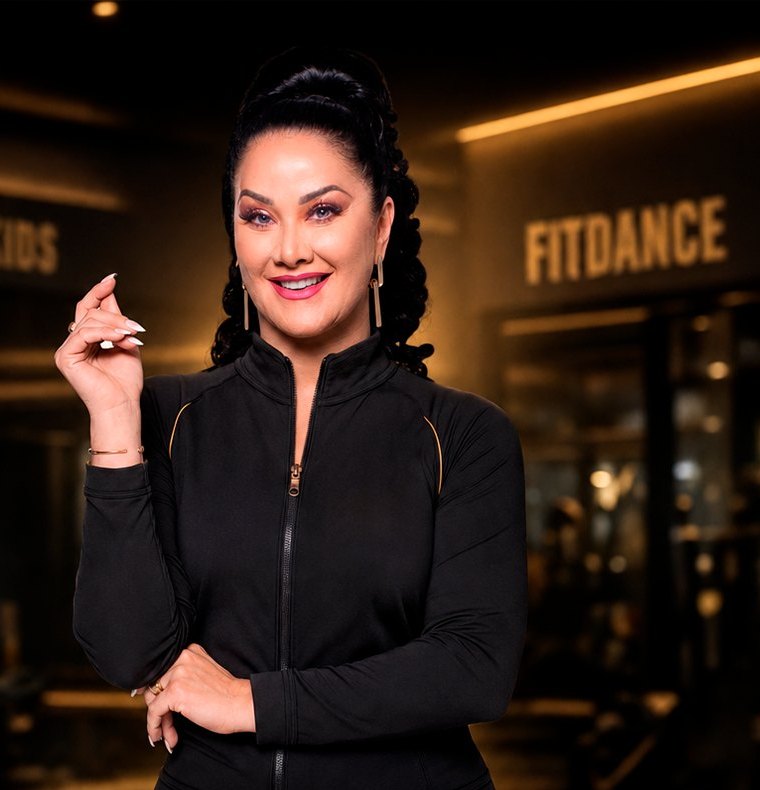 Helen Ganzarolli, embaixadora da campanha B Fit, sorrindo na academia